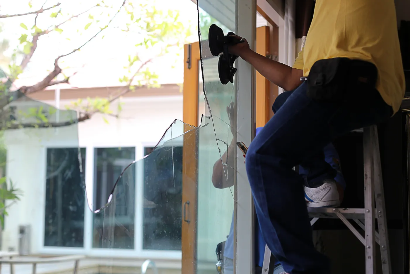 Étanchéité au mastic d'un vitrage neuf dans les Hauts-de-Seine